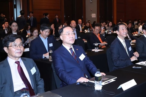 홍남기 “국채시장이 한국경제의 버팀목 역할 해주고 있다”