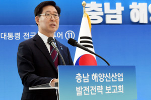 <a href='https://www.businesspost.co.kr/BP?command=article_view&num=208251' class='human_link' style='text-decoration:underline' target='_blank'>양승조</a> “충남도 해양 신산업으로 일자리 10만 개 만들겠다”