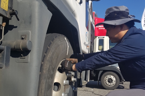 금호타이어, 고속도로 휴게소에서 17~18일 트럭과 버스 타이어 점검