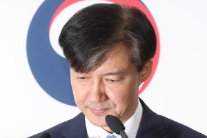 민주당 조국 사퇴 놓고 “검찰개혁 반드시 완수”, 한국당은 “사필귀정”