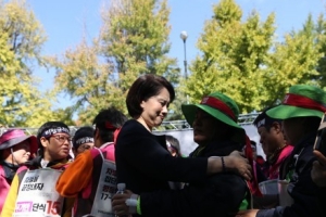 학교 비정규직 노동자, 교육감과 임금교섭 합의해 총파업 철회 