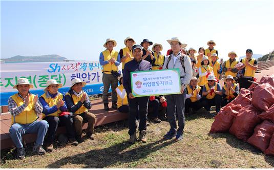 이동빈, Sh수협은행 임직원과 제주 태풍 피해지역 해안 정화활동 