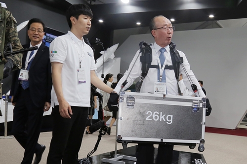 LIG넥스원, ‘서울 아덱스 2019’에서 근력 증강로봇 선보여