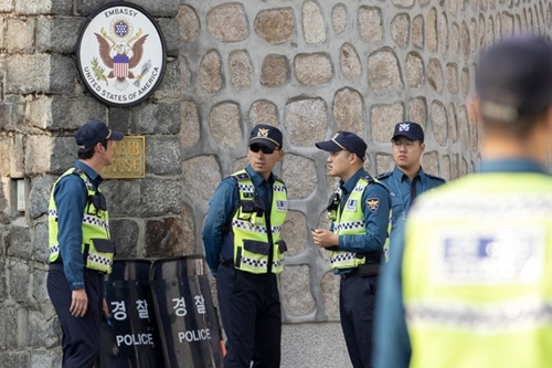 검찰, 주한 미국 대사관저 들어가 시위한 대학생 7명 구속영장 청구