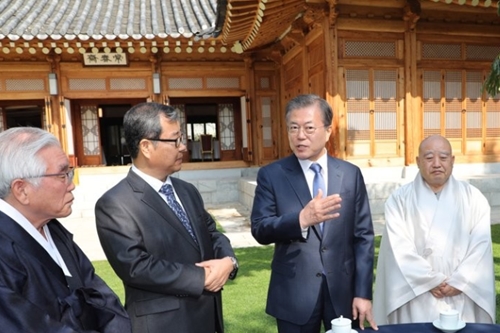 문재인 “검찰개혁 정치공방이 국민갈등 불러, 통합 노력해야”