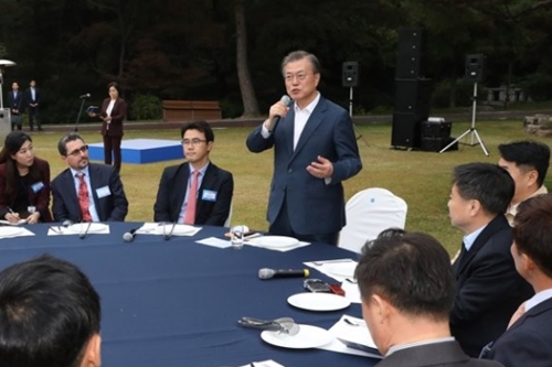 문재인 “당분간 개각 안 해, 법무부 장관 인선 서두르지 않겠다”