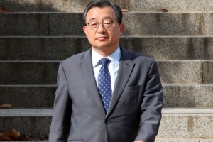 박근혜 측근 <a href='https://www.businesspost.co.kr/BP?command=article_view&num=33516' class='human_link' style='text-decoration:underline' target='_blank'>이정현</a> 서울 무소속 출마 가닥, “제대로 심판받겠다”