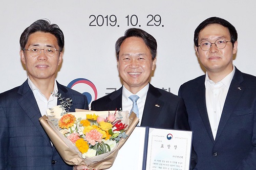 신한은행 '금융의 날' 금융위원장상 받아, 진옥동 "서민금융 노력"