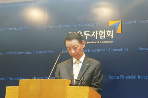 '갑질 논란' <a href='https://www.businesspost.co.kr/BP?command=article_view&num=130535' class='human_link' style='text-decoration:underline' target='_blank'>권용원</a> 금융투자협회장 계속 맡기로, "소임 다하겠다" 