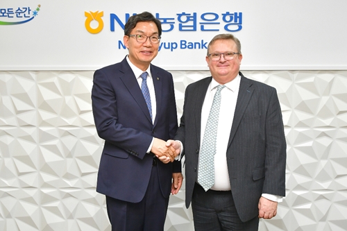 <a href='https://www.businesspost.co.kr/BP?command=article_view&num=106176' class='human_link' style='text-decoration:underline' target='_blank'>이대훈</a>, 홍콩투자청장과 만나 NH농협은행 홍콩지점 설립 논의