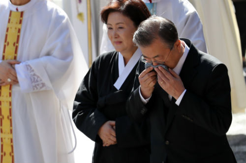 문재인 모친상 마치고 청와대 복귀, “국민의 따뜻한 위로에 감사”