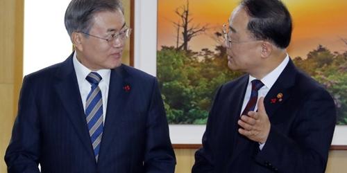 문재인, 홍남기에게 “경제둔화 대응 위해 적극적 재정집행 준비해야”