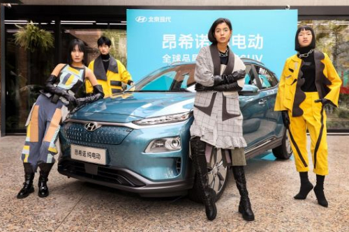 현대차, 중국에서 가죽시트 재활용 의상과 전기SUV ‘엔시노EV’ 선보여