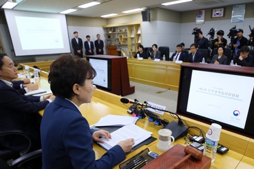 김현미 “분양가 관리 회피지역은 상한제 대상으로 무조건 지정”