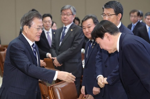 문재인 “윤석열 아닌 다른 검찰총장 와도 반부패시스템 정착해야”