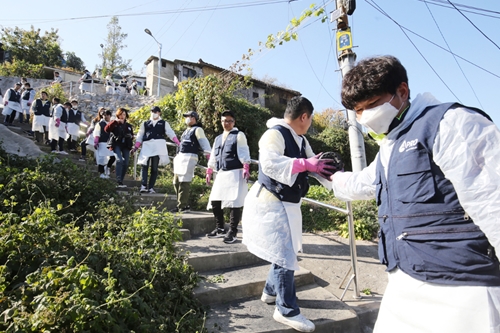 OK금융그룹, 독거노인 위한 연탄 배달하는 봉사활동 펼쳐  