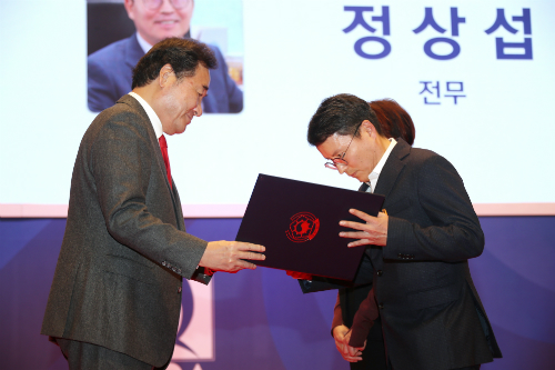 삼성전자 정상섭, 반도체 공로로 국가품질경영대회 은탑산업훈장 받아 