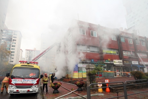 서울 2호선 강남역 진흥종합상가에서 불, 시민과 소방관 10여 명 부상