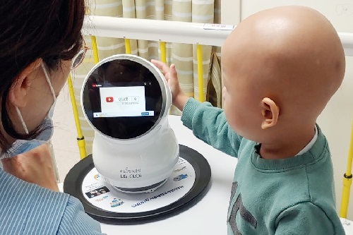 LG전자, 서울대병원에 인공지능 로봇 보내 어린이 환자 정서안정 도와