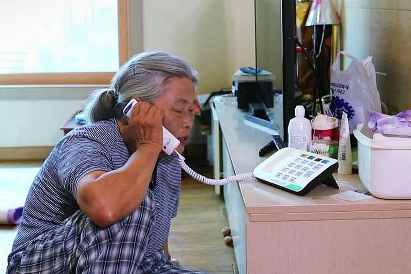 LG유플러스, 농촌 노년층 위한 전용 전화기와 공기청정기 보급
