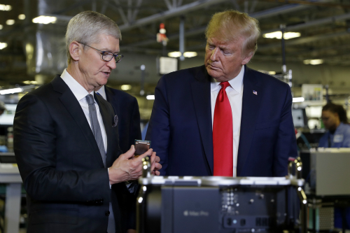 트럼프 팀 쿡에게 관세면제 비쳐. "삼성 대하는 것처럼 애플을 대해야" 