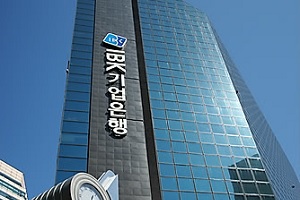 금융노조 "다음 IBK기업은행장에 관료 출신 안돼. <a href='https://www.businesspost.co.kr/BP?command=article_view&num=223372' class='human_link' style='text-decoration:underline' target='_blank'>은성수</a> 의지 보여야" 