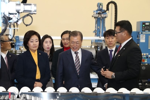 문재인 “반도체 제조강국 대한민국을 아무도 흔들 수 없게 된다”