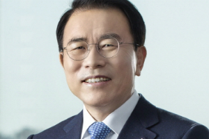 신한금융지주 다음 회장 선임절차 서둘러 시작, <a href='https://www.businesspost.co.kr/BP?command=article_view&num=337349' class='human_link' style='text-decoration:underline' target='_blank'>조용병</a> 연임에 '무게추'