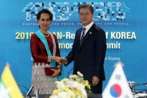 문재인, 아웅산 수치 만나 “미얀마와 우정 더 굳건해지길 기대”