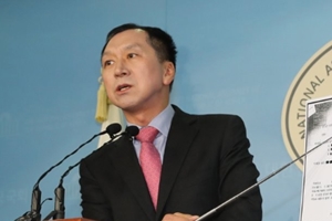 <a href='https://www.businesspost.co.kr/BP?command=article_view&num=305429' class='human_link' style='text-decoration:underline' target='_blank'>김기현</a>, 총선 때 울산 출마해 ‘청와대 하명수사’ 공세로 재기할까 