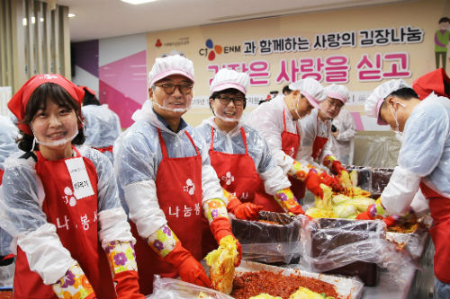 허민호, CJENM 오쇼핑 임직원들과 함께 김치 나눔 봉사활동