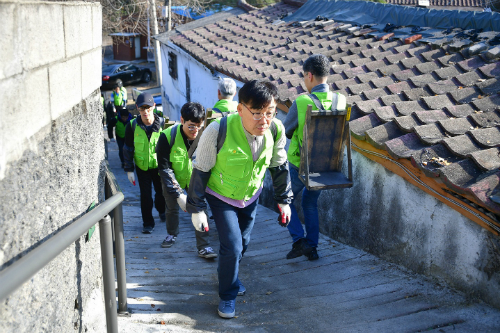 NH농협은행 IT부문 임직원 봉사단, 성금 모아 연탄배달 봉사활동 