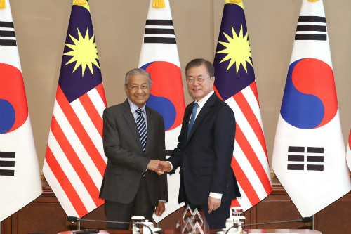 문재인, 말레이시아 총리 만나 전략적 동반자관계 격상 합의 