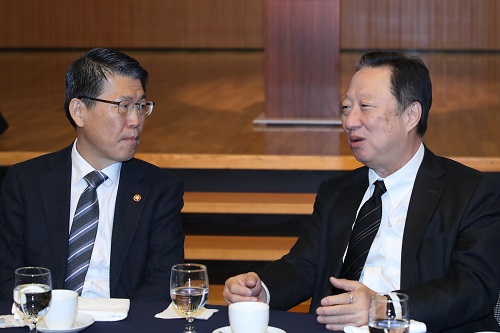 은성수 "한국경제 저성장은 문재인정부냐 박근혜정부냐 문제 아니다"