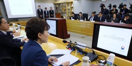 김현미 “분양가 관리 회피지역은 상한제 대상으로 무조건 지정”