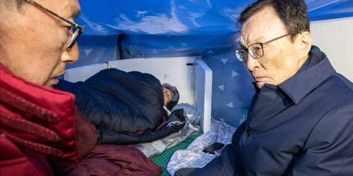 이해찬, 황교안 농성장 찾아가 “단식 끝내고 대화해야”