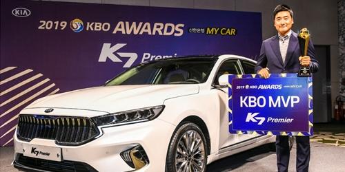 기아차, 프로야구 정규시즌 MVP 린드블럼에게 'K7 프리미어' 줘