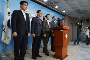 한국당 당직자 35명 사표 제출, "황교안의 쇄신 강화에 동참"