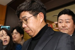 검찰, 유재수 감찰무마 의혹 관련 백원우 박형철 <a href='https://www.businesspost.co.kr/BP?command=article_view&num=108446' class='human_link' style='text-decoration:underline' target='_blank'>최종구</a> 불러 조사 