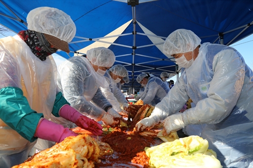 넥센타이어 임직원, 경남 창녕군 소외계층에 김장김치 전달