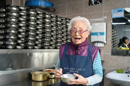 LG 의인상에 95세 정희일, 무료급식소에서 33년 봉사활동 