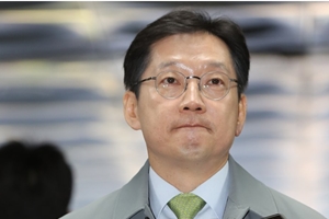 검찰, 유재수의 텔레그램 대화방 멤버 <a href='https://www.businesspost.co.kr/BP?command=article_view&num=241175' class='human_link' style='text-decoration:underline' target='_blank'>김경수</a> 윤건영 천경득 불러 조사 