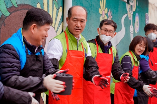 NH농협금융지주 부사장 최창수, 임직원들과 연탄 나눔 봉사활동 