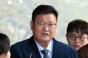 검찰, <a href='https://www.businesspost.co.kr/BP?command=article_view&num=209025' class='human_link' style='text-decoration:underline' target='_blank'>송철호</a>와 선거경쟁관계였던 전 민주당 최고위원 임동호 조사 