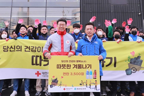양동영, 동아오츠카 임직원과 연탄배달 봉사활동 벌여 