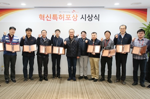 <a href='https://www.businesspost.co.kr/BP?command=article_view&num=342966' class='human_link' style='text-decoration:underline' target='_blank'>이석희</a>, SK하이닉스 혁신특허 발명한 연구원에게 3억4천만 원 포상