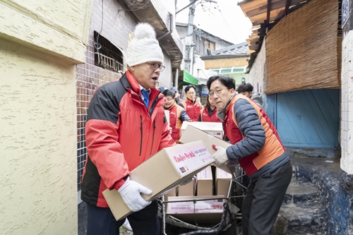 최신원, SK네트웍스 임직원과 쪽방촌 찾아 생활필수품 전달