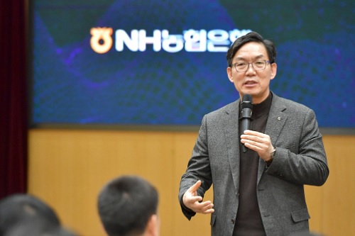 <a href='https://www.businesspost.co.kr/BP?command=article_view&num=106176' class='human_link' style='text-decoration:underline' target='_blank'>이대훈</a>, NH농협은행 경영전략 워크숍에서 "디지털 휴먼뱅크로 도약"