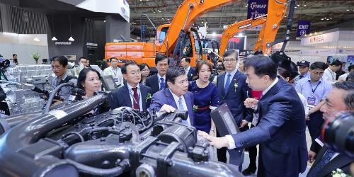 두산인프라코어, 베트남 국제기계산업대전에서 전시관 열어 
