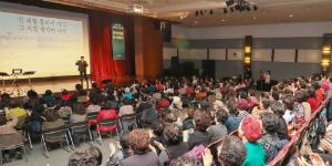 오팔세대 50~60대가 소비 큰손으로 떠오른다, 유통업계 구애 적극적 